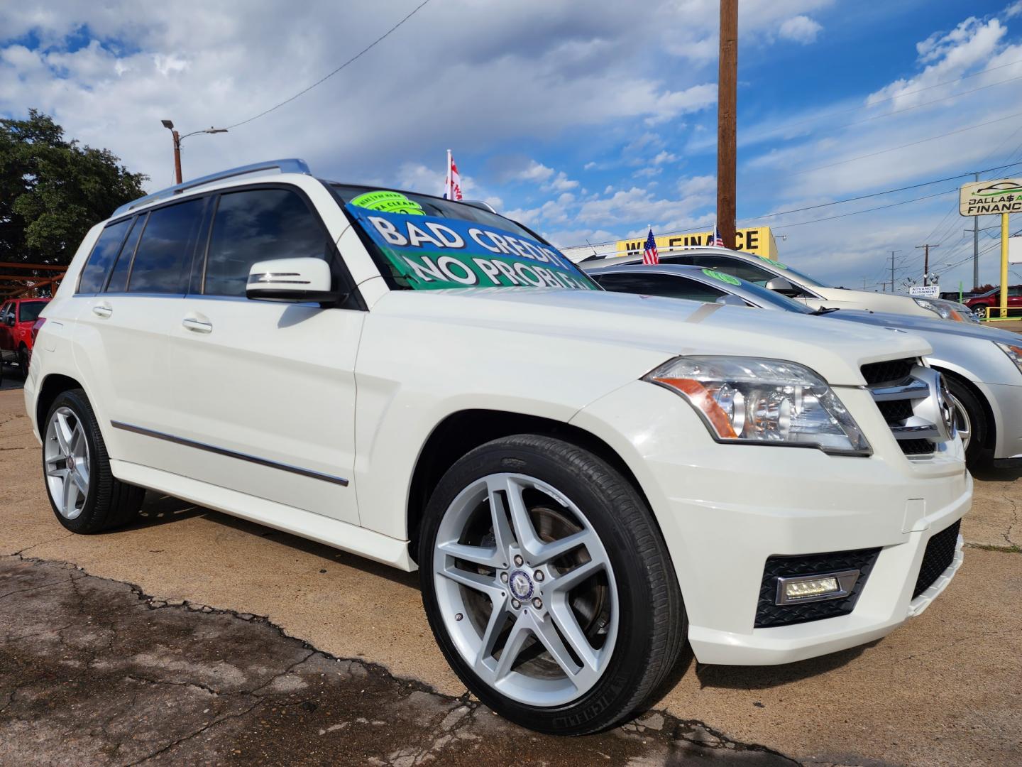 2012 WHITE Mercedes-Benz GLK-Class GLK350 4MATIC (WDCGG8HB4CF) with an 3.5L V6 DOHC 24V engine, 7-Speed Automatic transmission, located at 2660 S.Garland Avenue, Garland, TX, 75041, (469) 298-3118, 32.885551, -96.655602 - Welcome to DallasAutos4Less, one of the Premier BUY HERE PAY HERE Dealers in the North Dallas Area. We specialize in financing to people with NO CREDIT or BAD CREDIT. We need proof of income, proof of residence, and a ID. Come buy your new car from us today!! This is a Very clean 2012 MERCEDES BE - Photo#1